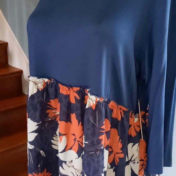 Evri Top with Tropical Flowers - Picture 4 of 6